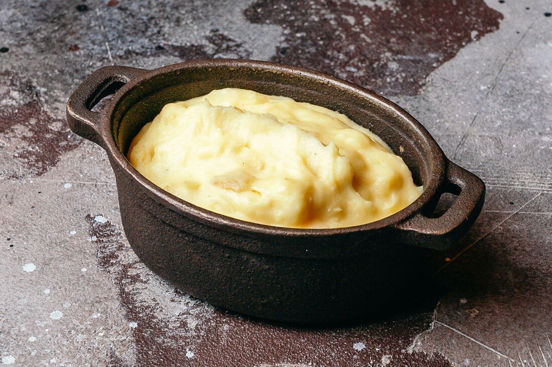 Картофельное пюре с пармезаном и печеным чесноком