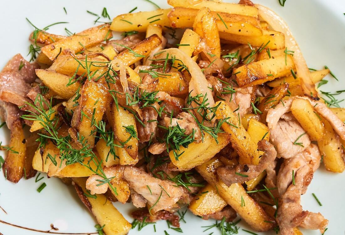 Жареный картофель с грибами и свининой