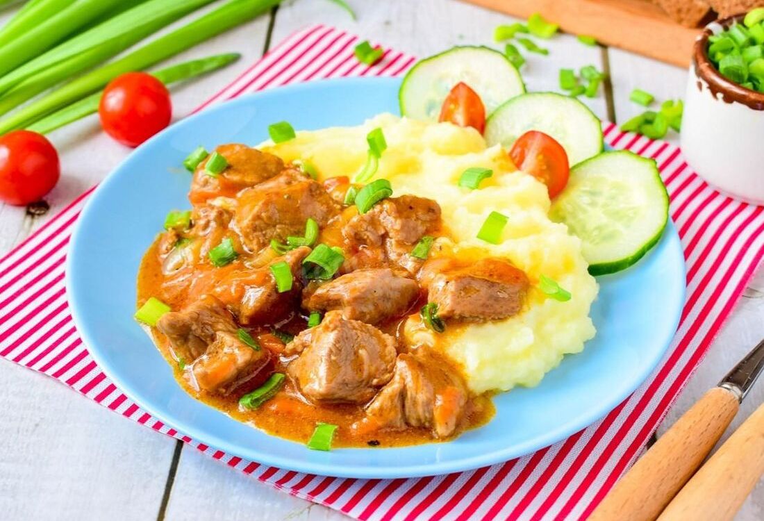 Гуляш из говядины с картофельным пюре
