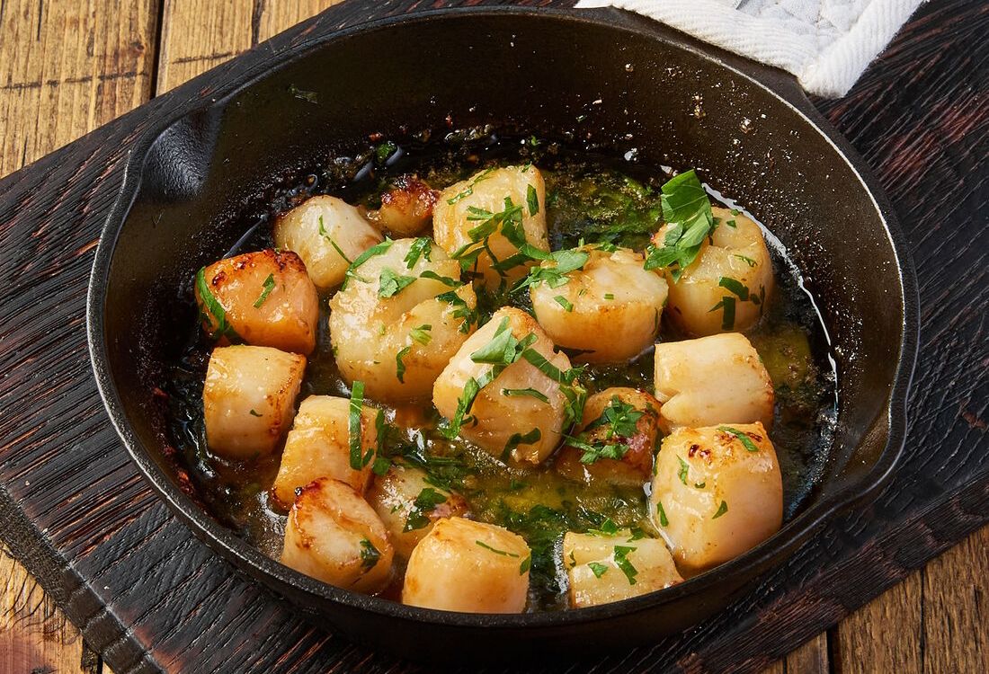 Морские гребешки с чесноком и петрушкой