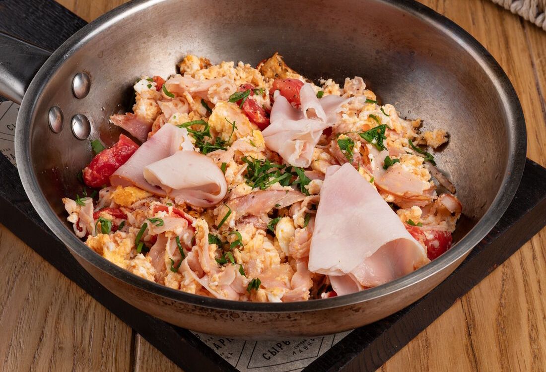 Омлет из трех яиц с тамбовским окороком и томатами