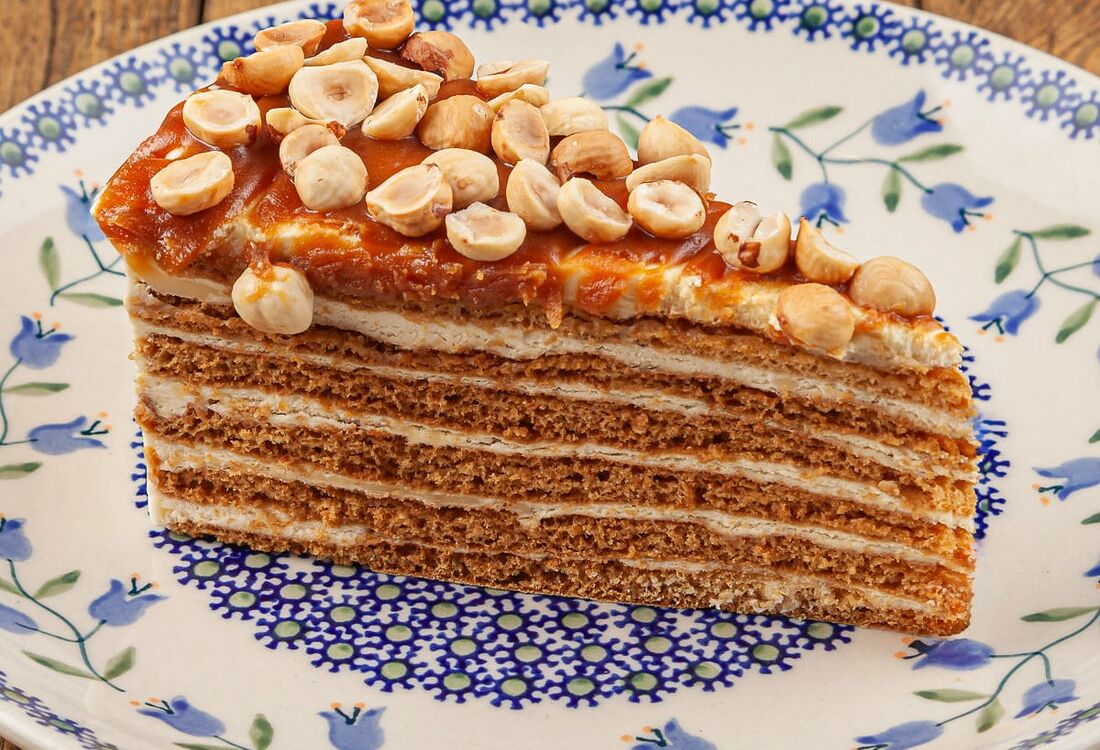 Медовик с соленой карамелью и фундуком