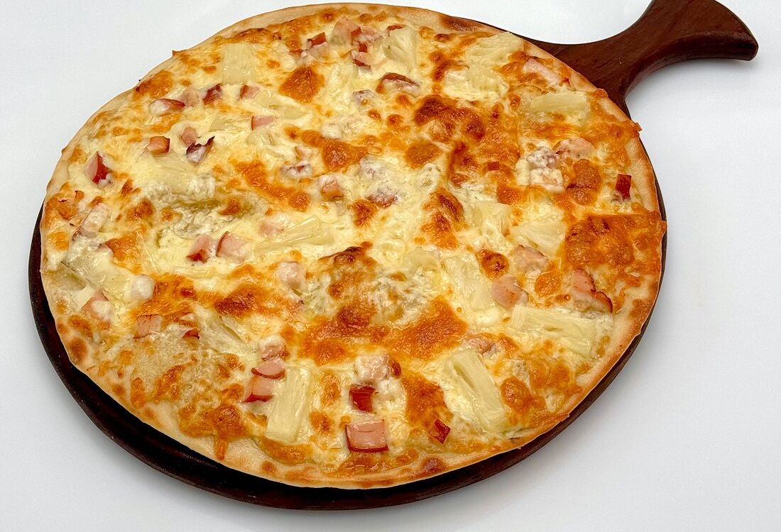 Пицца курица и ананас