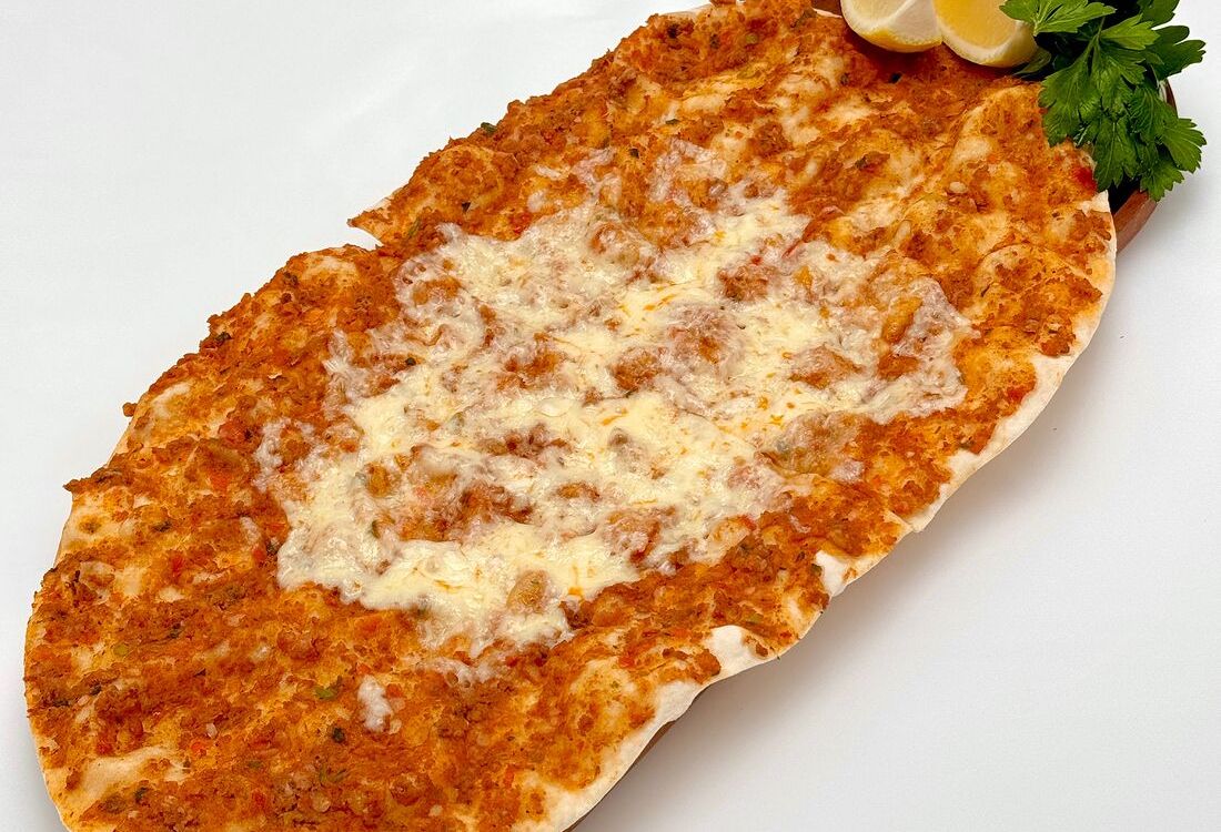 Лахмаджун с фаршем и сыром 