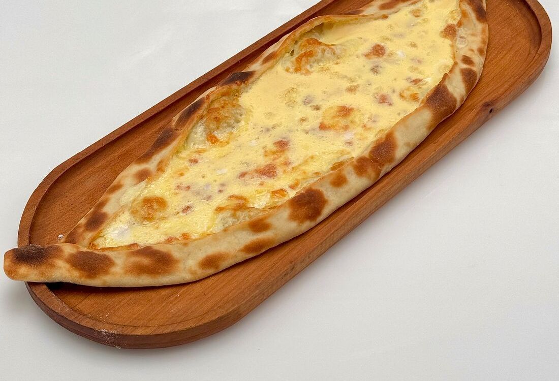 Пиде с сыром и яйцом