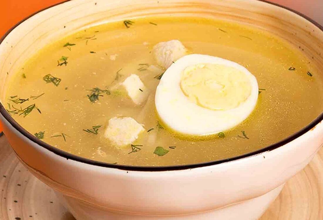 Куриный бульон с лапшой и яйцом