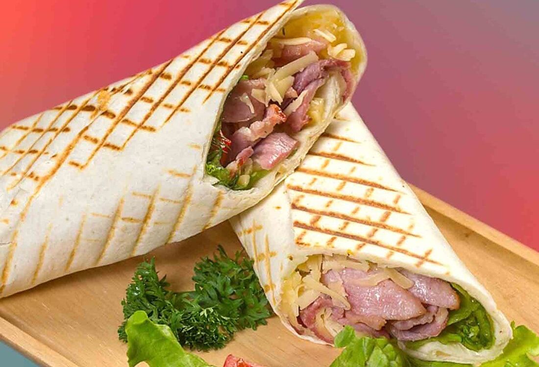 Ролл с ветчиной, сыром и овощами в тортилье