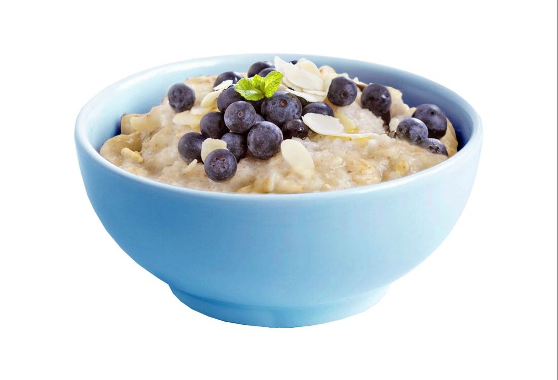 Каша овсяная с черникой