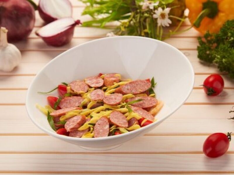 Тёплый салат с копчёными колбасками