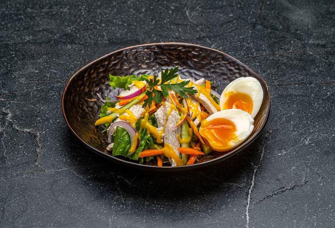 Салат с курицей, овощами и соусом манго-майа