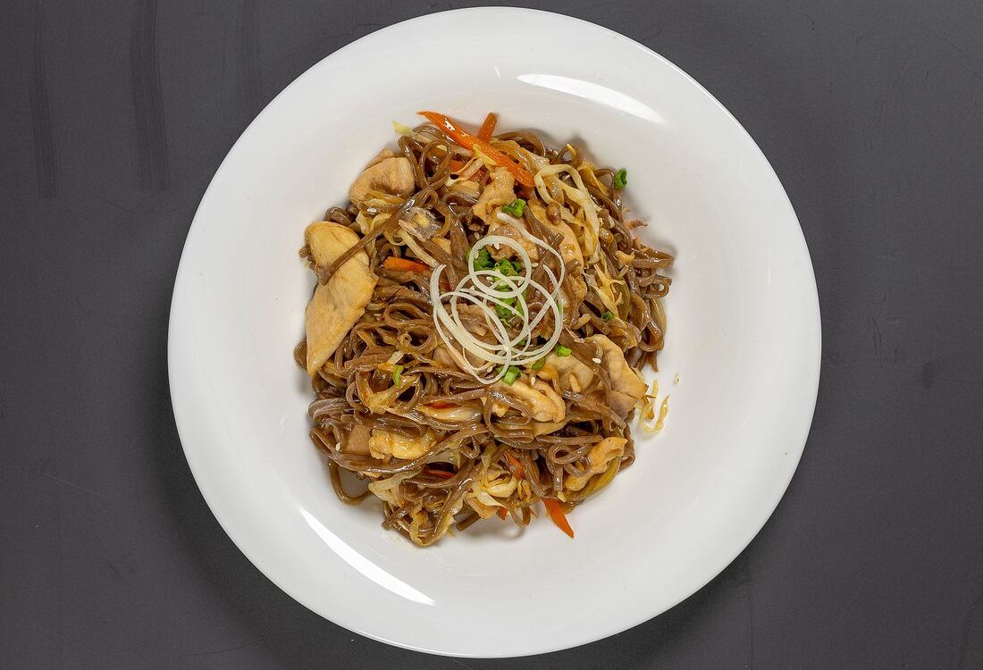Соба жареная с курицей