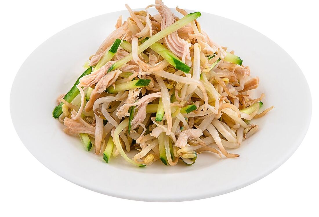 Салат с ростками сои, куриным филе и свежим огурцом