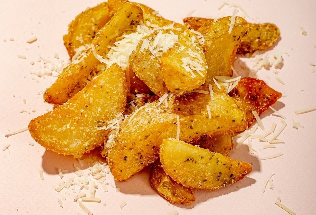Картофельные дольки с пармезаном