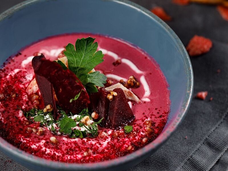 Сливочный суп со свеклой и копченой курицей