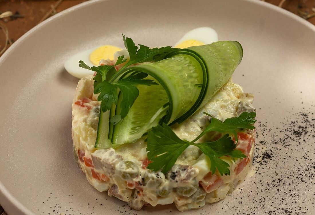 Оливье с курицей и говяжьим языком