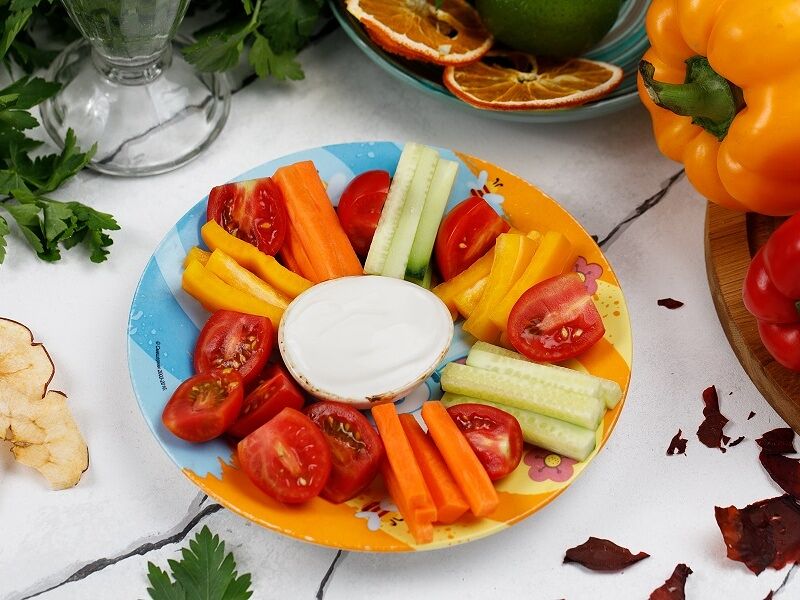 Овощные кусочки со сметаной