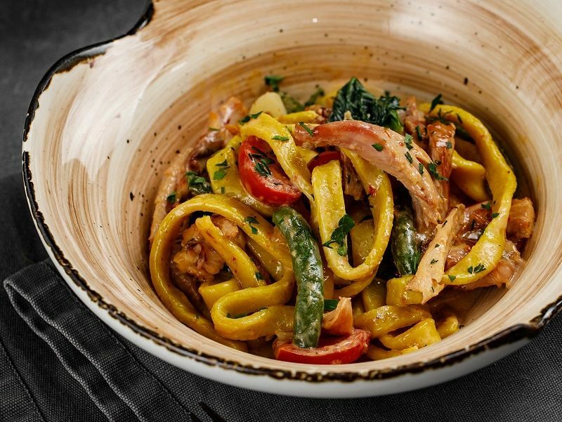 Яичная лапша с копченой курицей