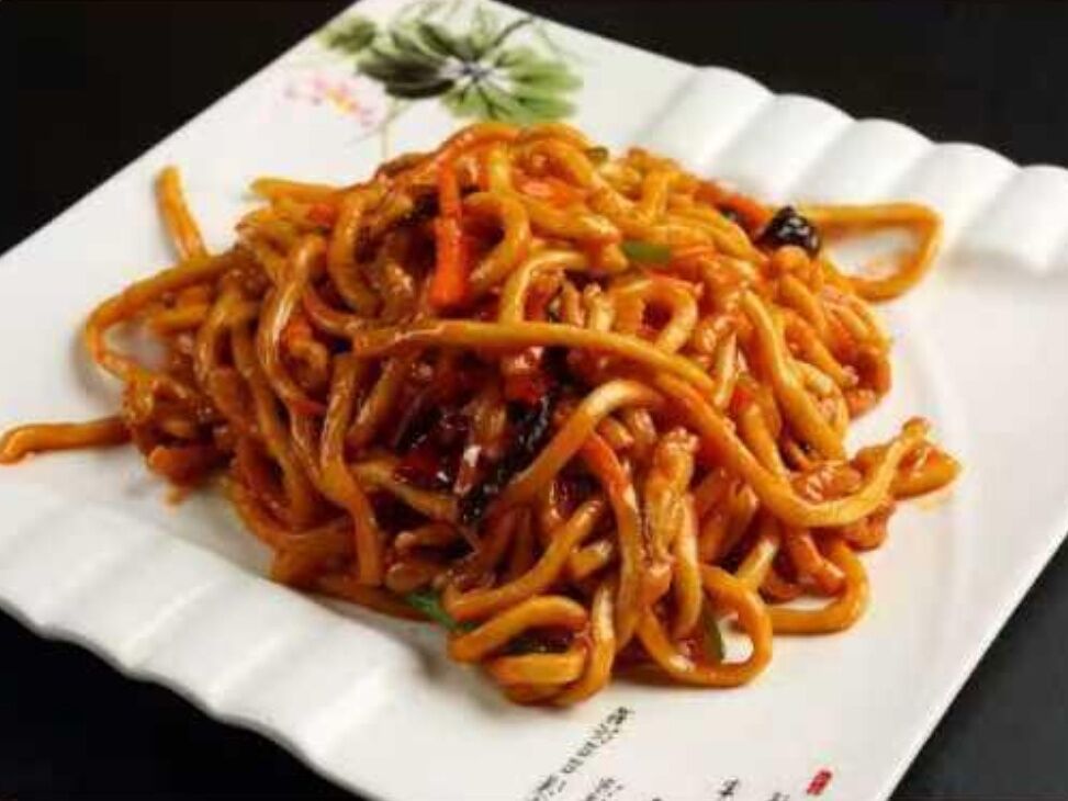 Жареная лапша с овощами