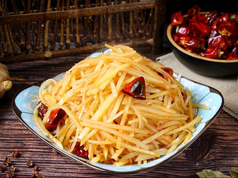 Жареный картофель соломкой в кисло-остром соусе 