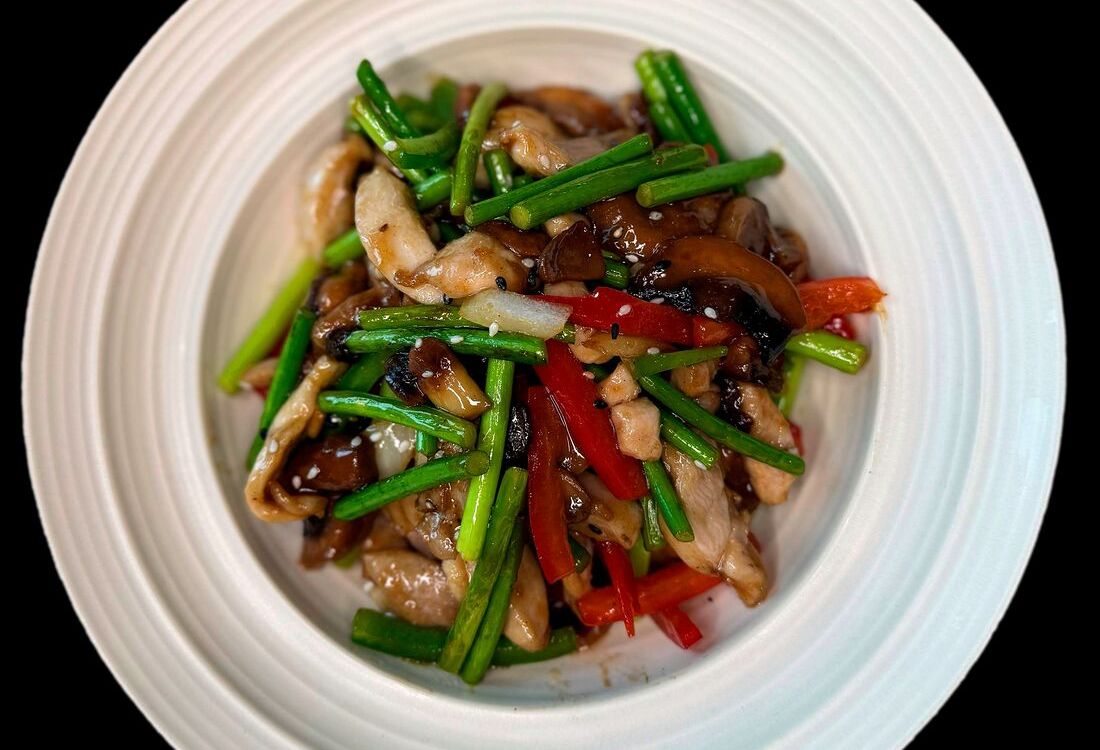 Курица с шампиньонами и стрелками чеснока