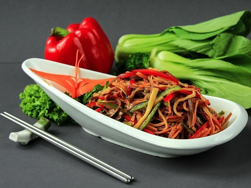 Салат из языка с папоротником и сладким перцем