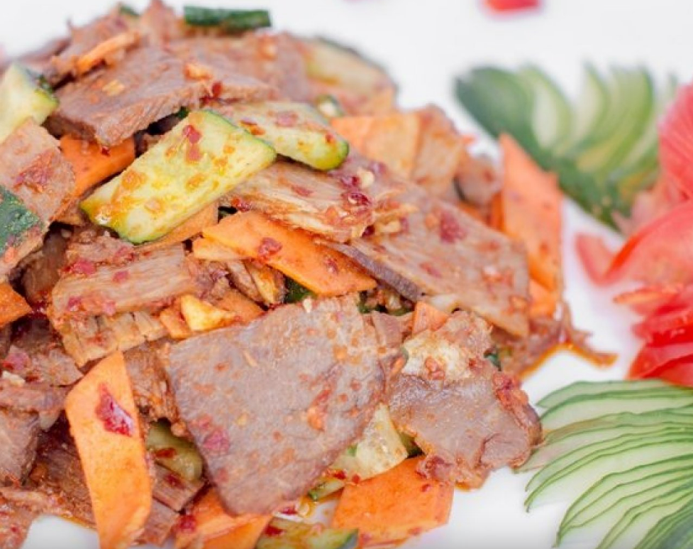 119 Салат из говядины с овощами