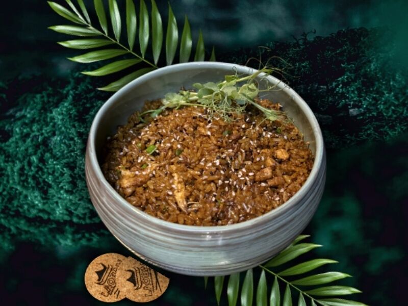 Рис, жареный с курицей и соевым соусом