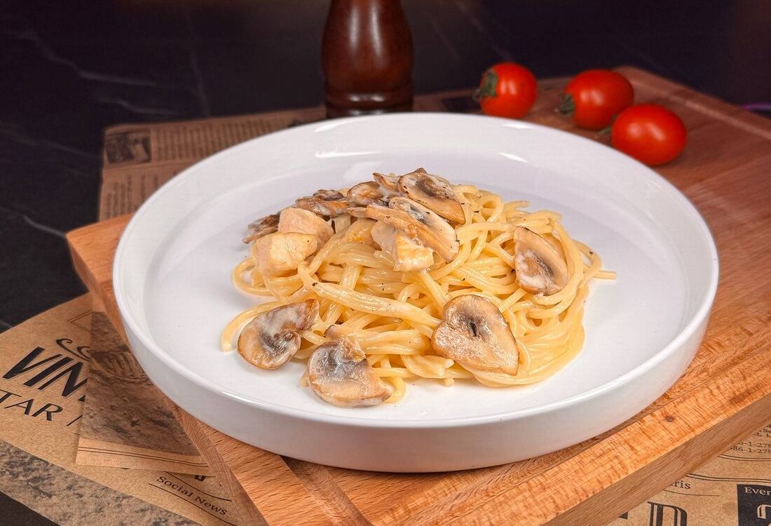 Паста с курицами и грибами