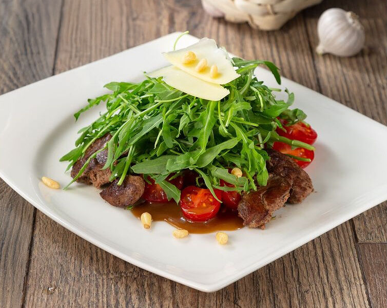 Салат с рукколой и куриной печенью