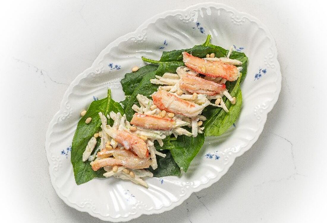Салат с крабом и шпинатом