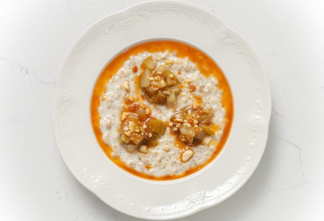 Овсяная каша с грушей и карамелью