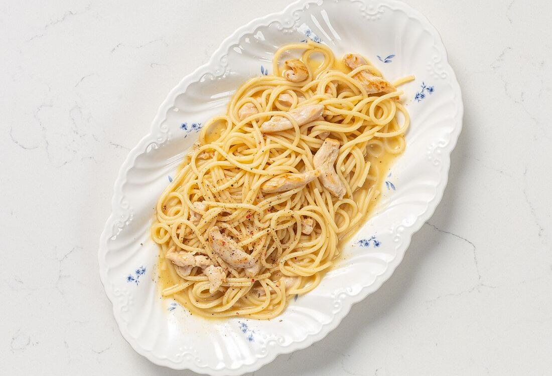 Спагетти с цыпленком и черным перцем