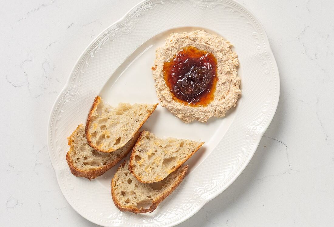 Паштет из копченой курицы с луковым джемом