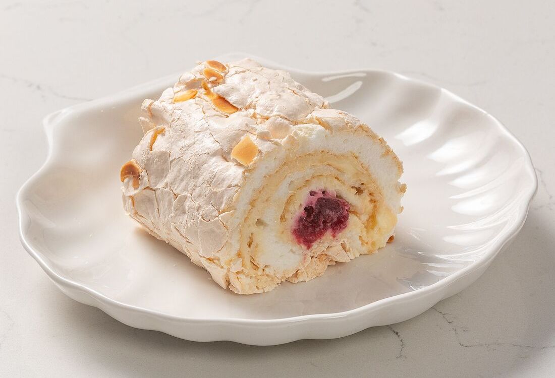 Меренговый рулет с малиной