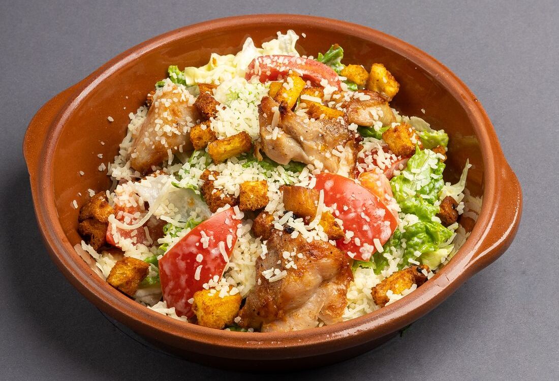 Салат Цезарь с курицей