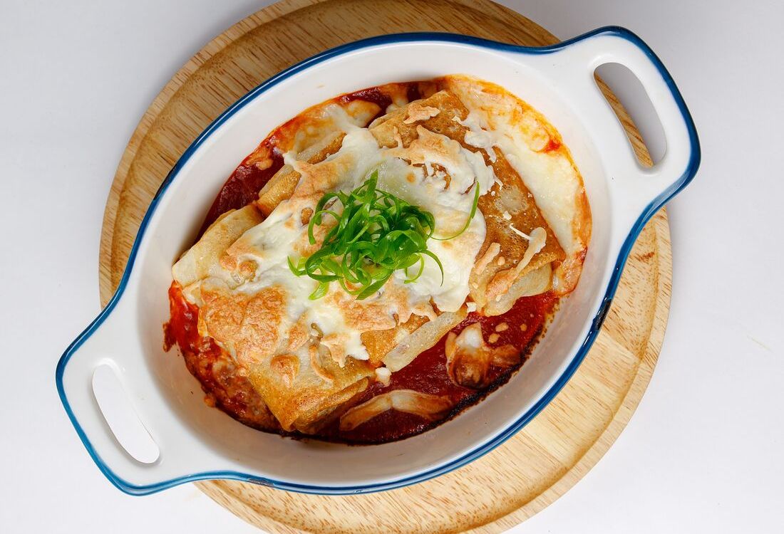 Блины с мясом под сырной шапочкой в томатном соусе