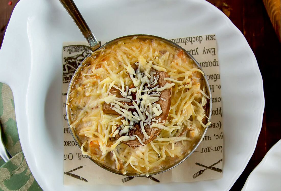 Жюльен с мясом птицы и грибами