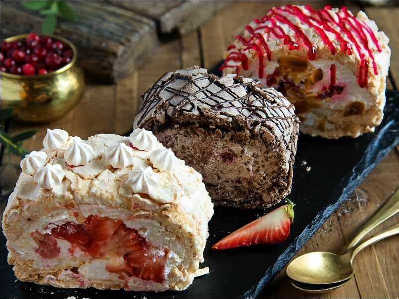 Меренговый рулет с клубникой