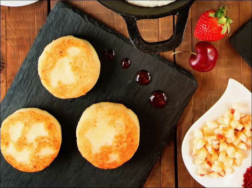 Сырники со сметаной и ягодным соусом
