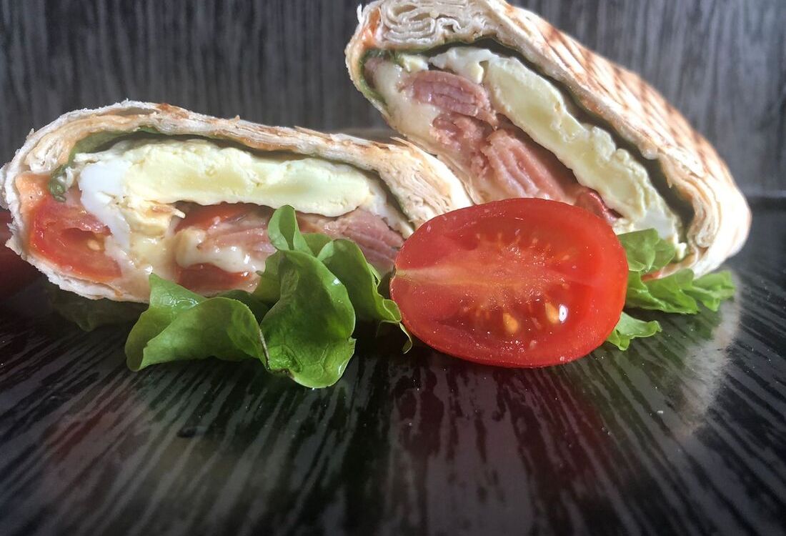 Ролл с беконом и яйцом
