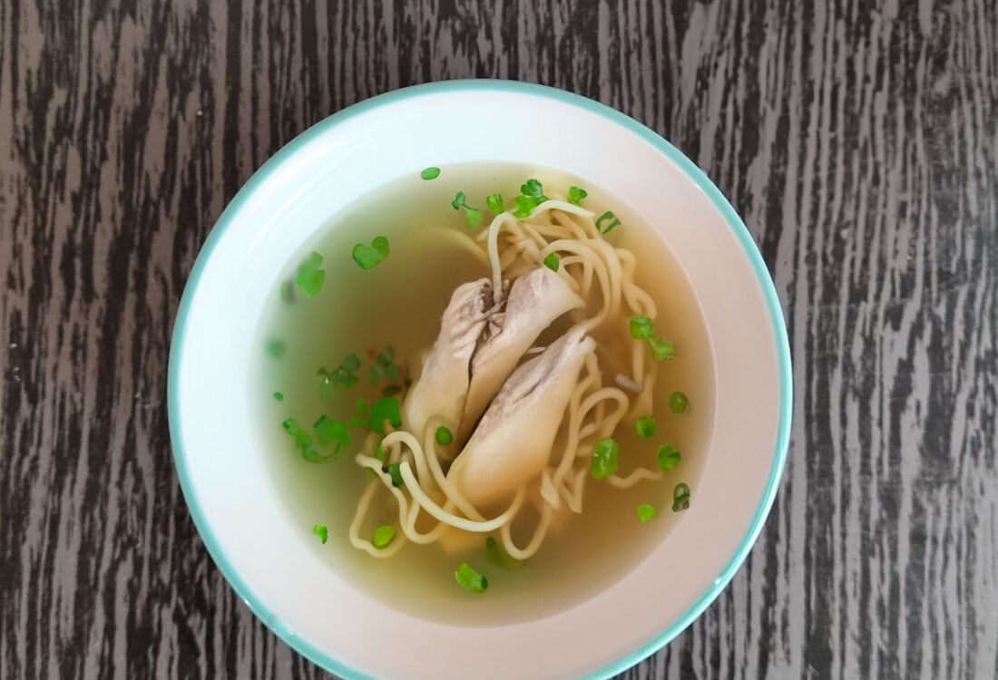 Бульон с курицей и лапшой