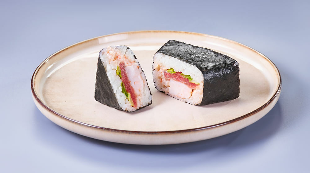 Онигири с тунцом, креветкой и зеленым луком
