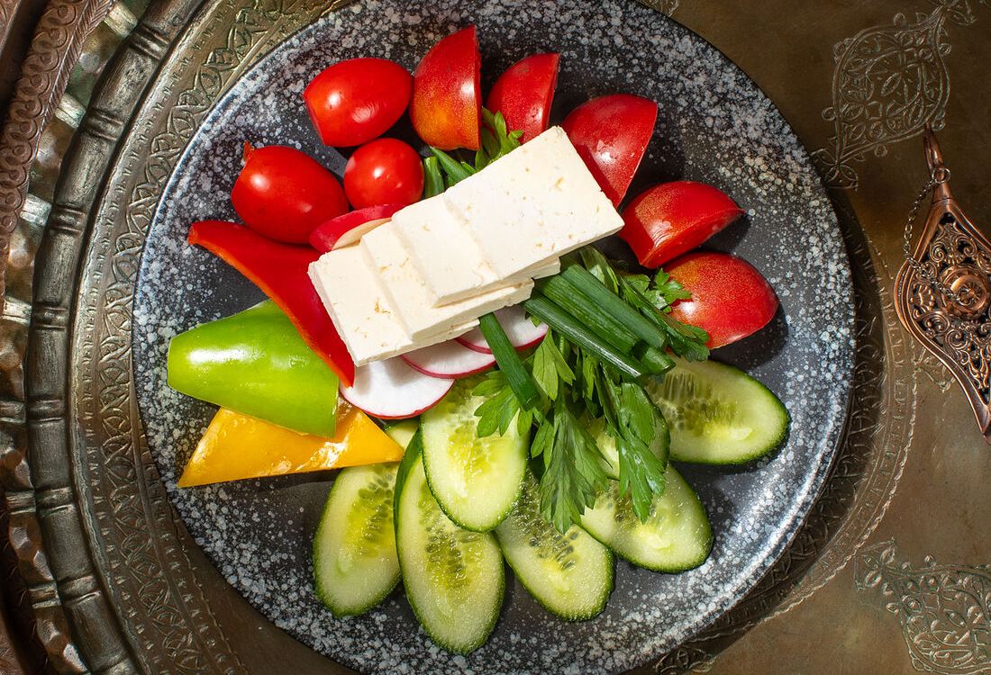 Овощная нарезка с сыром и зеленью