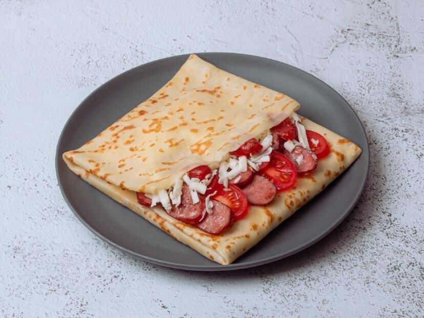 Блин с охотничьими колбасками