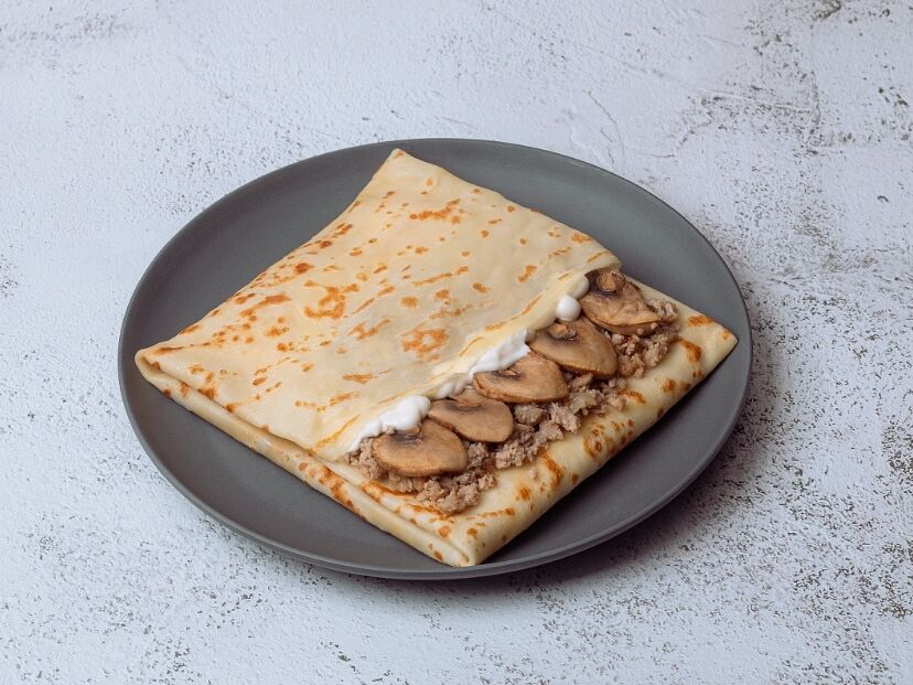 Блин с мясом, грибами и сметаной