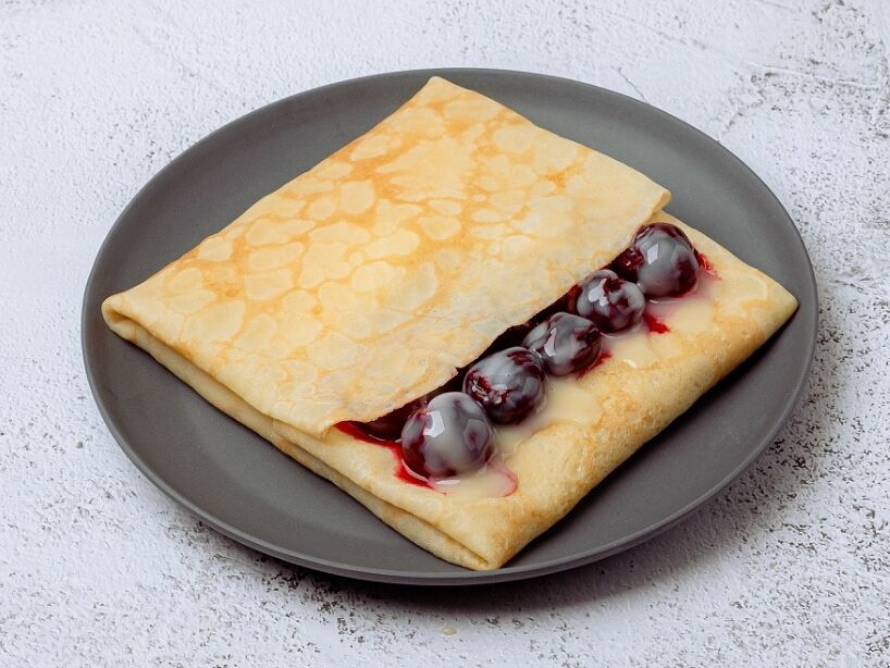 Блин с вишней и сгущёнкой